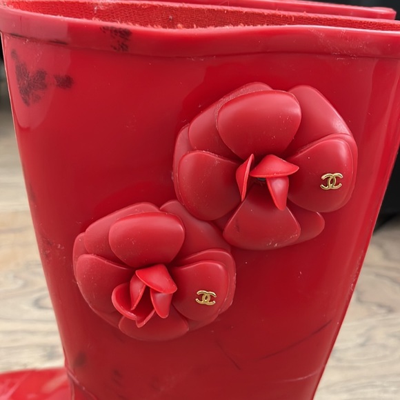 RED CHANEL RAIN BOOTS SIZE 8 WITH BLACK STAINS. - Picture 3 of 10